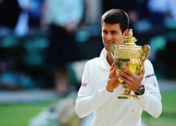 Djokovic mơ màng hôn Cup Wimbledon