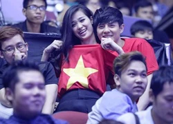 Đông Nhi Ông Cao Thắng thân mật trên khán đài X Factor