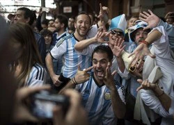 Fan Argentina đua nhau sỉ nhục Brazil