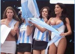 Fan nữ khoe ngực trần mừng chiến công ĐT Argentina