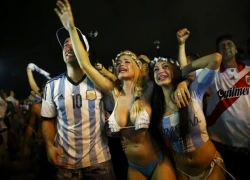 Fan nữ ngực bự khóc ròng mừng Argentina vào chung kết