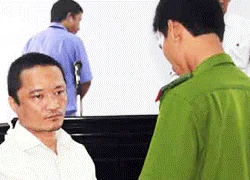 Gã giang hồ bị cảnh sát "quây" khi đang lõa lồ bên bồ nhí