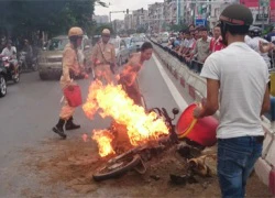 Hà Nội: Xe máy bốc cháy dữ dội, CSGT nỗ lực dập lửa