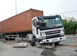 Hàng chục mét dải phân cách bị xe container &#8220;nuốt gọn&#8221;