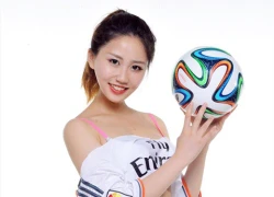 Hot girl khoe chân dài miên man cổ vũ Real Madrid