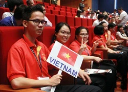 HS Việt Nam mặc áo cờ đỏ sao vàng khai mạc Olympic Hóa học