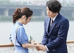 Jang Hyuk lau giày, massage tay cho Jang Nara