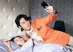 Jang Hyuk tranh thủ "tự sướng" cùng Jang Nara trên giường ngủ