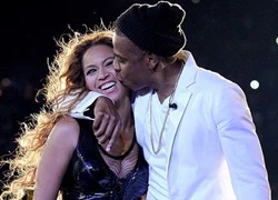 Jay Z hôn Beyoncé trên sân khấu đập tan 'nghi án' phản bội