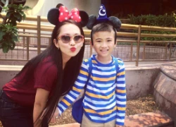 Kim Hiền đưa con trai dạo chơi Disneyland