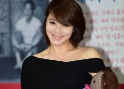 Kim Hye Soo trễ nải vai trần