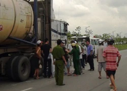 Lao vào xe đầu kéo, một người đàn ông bị cán chết tại chỗ