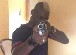 Mario Balotelli chĩa súng vào người hâm mộ