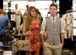 Messi bảnh bao dẫn bạn gái đi shopping