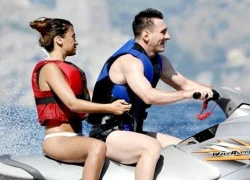 Messi chở bạn gái mặc bikini nóng bỏng trên mô tô nước