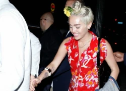 Miley Cyrus xuất hiện "lòe loẹt" sau thông tin yêu rapper da màu