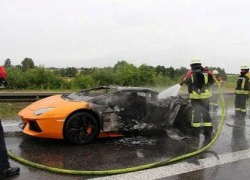 Mới thay động cơ, Lamborghini Aventador bốc cháy