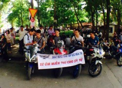 Nữ biker Hà Nội dùng mô tô đưa đón sĩ tử miễn phí