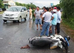 Ô tô lấn đường, đâm trực diện xe máy trong mưa lớn