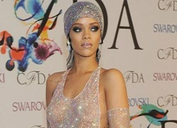 Rihanna hoảng loạn vì bị fan nam quấy rối liên tục