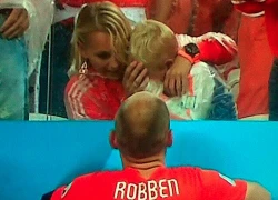 Robben nghẹn lòng nhìn con trai khóc