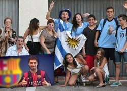 Suarez được các fan chào đón nồng nhiệt ở Barcelona