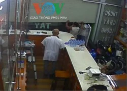 TP HCM: 5 thanh niên dùng mã tấu uy hiếp chủ tiệm thuốc