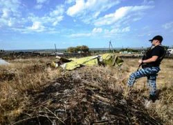 Ukraine tố quân ly khai gài mìn quanh hiện trường MH17