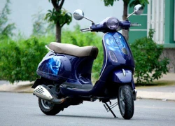 Vespa hoa hồng xanh kiêu kỳ tại Sài Gòn