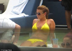 Vợ Rooney diện bikini vàng chóe đi bơi