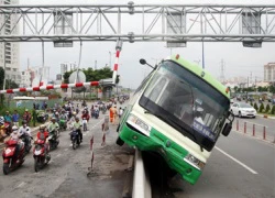 Xe buýt Sài Gòn leo lên dải phân cách cao một mét