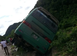 Xe lật trên đèo, hàng chục hành khách thoát nạn