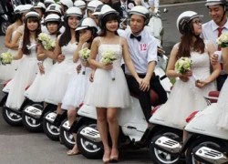 50 cô dâu chú rể 'đại náo' Hà thành với Vespa