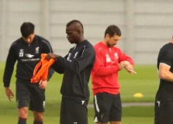 Balotelli tái diễn "trò hề" không biết mặc áo tập