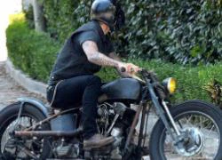 Beckham lái motor cực &#8216;ngầu&#8217; như một tay đua thứ thiệt