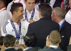 C. Ronaldo mừng rỡ gặp lại thầy cũ Sir Alex