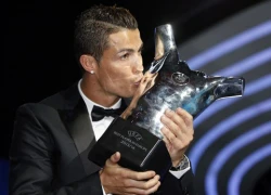 C. Ronaldo sung sướng hôn phần thưởng