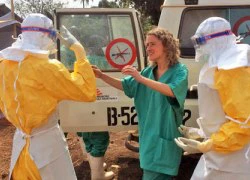 Cận cảnh &#8220;áo giáp lò hơi&#8221; chống virus sát thủ Ebola