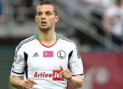 CĐV Legia Warsaw chế giễu UEFA với băng rôn khổng lồ hình... lợn