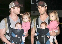 Chris Hemsworth "tay xách nách mang" bầy con thơ đáng yêu