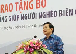 Chủ tịch nước trao bò giống cho người nghèo biên giới tỉnh Lạng Sơn