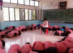 Cô giáo, đừng về Việt Nam! &#8216;Teacher, don&#8217;t go Vietnam!&#8217;