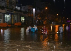 Đường phố Sài Gòn chìm trong "biển nước", giao thông tê liệt