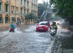 Hà Nội ngập lớn, nhiều tuyến đường tê liệt