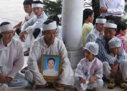 Hàng chục người mặc áo tang bao vây Sở Y tế