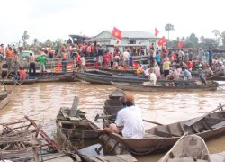 Hàng trăm người dùng ghe chống đoàn cưỡng chế