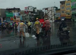 Hình ảnh đẹp: Cảnh sát giao thông đội mưa gom hàng giúp dân