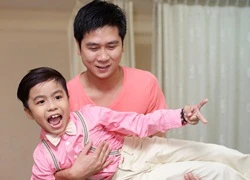 Hồ Hoài Anh bế bổng 'cậu bé hạt tiêu' Gia Phúc sau cánh gà