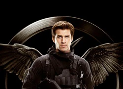 Liam Hemsworth mang đôi cánh đen tuyền trong "Hunger Games 3"