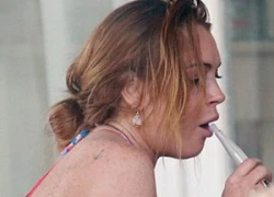 Lindsay Lohan phì phèo thuốc lá, khoe nhẫn đính hôn bằng kim cương